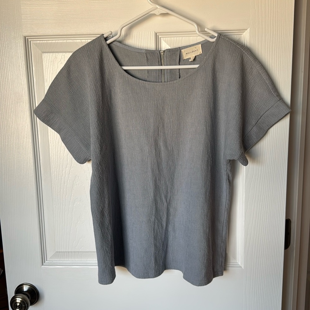 Mellóday crepe-y soft blue short sleeve top - M